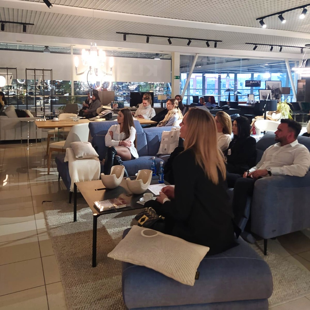 2️⃣0️⃣ listopada w Szczecinie odbył się ostatni piknik w tym roku i był to dzień pełen inspiracji, rozmów oraz świetnej energii! Dziękujemy wszystkim, którzy pojawili się mimo późnojesiennej pogody 🍁 i stworzyli z nami tak wyjątkową atmosferę. ❤️
Chcielibyśmy szczególnie podziękować:
- Bartosz Wolski Interior Landscape Design
- Square Art Studio
- Architekt Wnętrz - Beata Witkowska
- MAZ design
- NMSzczecin
- Zedelska_decodeco
- Archinside Studio Katarzyna Parzymies
- brucka studio
- Studio Atre
Dzięki Wam ten piknik stał się nie tylko spotkaniem, ale prawdziwą przestrzenią wymiany doświadczeń i pozytywnej energii.
To było piękne zakończenie sezonu, a my już nie możemy doczekać się kolejnych wydarzeń w przyszłym roku.🌿✨
Dziękujemy i do zobaczenia!