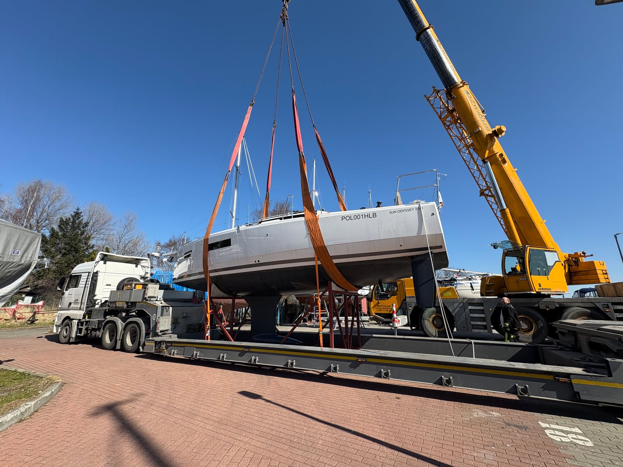 Sun Odyssey 350 już w drodze do swojego nowego domu⛵️Za nami precyzyjna operacja załadunku....