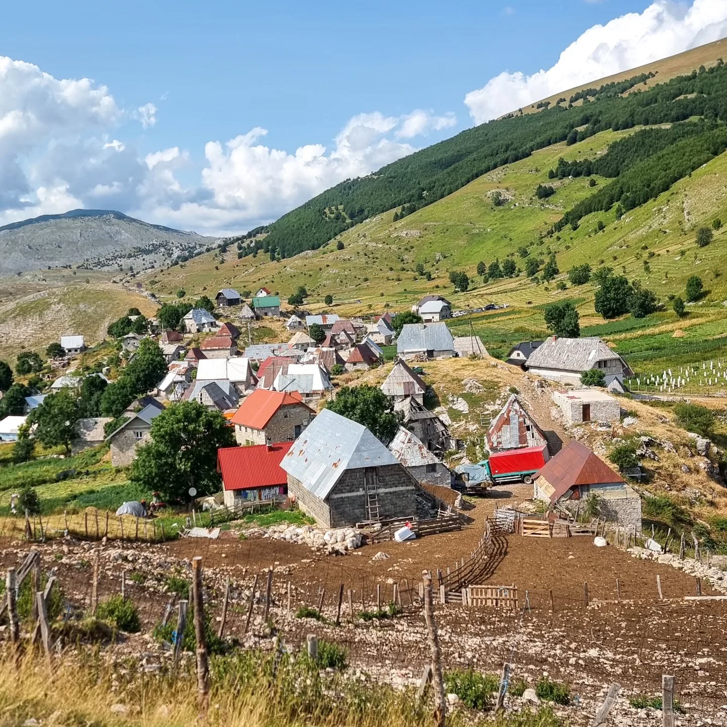 Die Schotterstraße immer bergauf, noch eine Kurve, nochmal staunen, dann noch ein Stück.. und man ist in 🚩Lukomir, dem höchsten Bergdorf Bosniens auf etwa 1500 m.
Und hier scheint die Welt stehen geblieben zu sein.
Im Dorf leben 17 Familien, fast alle Hirten. Die alten Frauen stricken die typischen bosnischen Socken, die jetzt definitiv immer in unserem Camper mit dabei sein werden.
Und hinter den beiden Gasthäusern kann man mit dem Camper stehen. Wenn man den Weg nach oben geschafft hat.
Es ist schon etwas besonderes, wenn abends die Schafe und Ziegen zurück ins Dorf getrieben werden, in der Dämmerung der Muezzin zum Gebet aufruft und nachts tausende Sterne über den Bergen leuchten.
Für uns bisher eins der schönsten Erlebnisse in Bosnien!
.
.
#lukomir #lukomirbosnia
#bullikinder #travelwithkids #reisenmitkindern
#reisenmitkids #travelbosnia #travelblog #travelgram
#roadtripbosnia