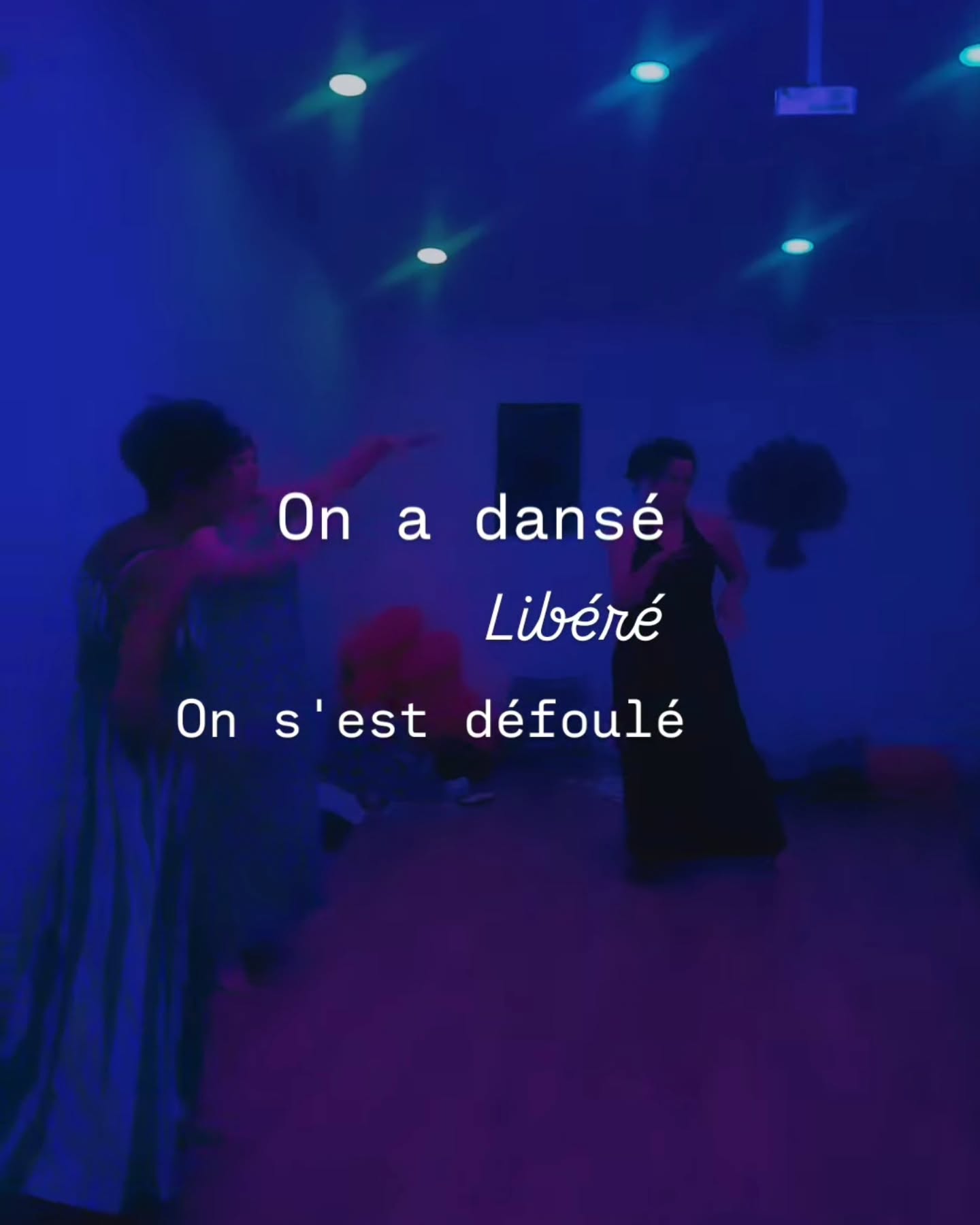 ✨ Merci les femmes !💫
Début juin, la Villa Jema a vibré au rythme des voix, des rires et des silences partagés de ce chœur de femmes venu se déposer, chanter, explorer 🌿 avec @claire.qui.petille
@claire.au.coeur.de @stephyphotographie @choeur_de.femmes
🙏Un immense merci à chacune pour votre présence douce, intense, vivante. C'était puissant, c'était simple, c'était beau, c'était joyeux.
💫 Et bonne nouvelle : elles reviennent !
Du 28 au 30 novembre, une nouvelle retraite s’ouvre, toujours portée par la même énergie de cercle et d’écoute, cette fois-ci sur ce thème précieux :
Cycles et féminité — Honorer la sagesse du corps, des cycles et du cœur.
🌀 Un temps pour se reconnecter à soi, à son rythme, à sa voix intérieure.
🌕 Célébrer nos différentes phases, nos vécus de femmes, dans un cadre soutenant, naturel, chaleureux.
ℹ️Toutes les infos sur notre site : https://villajema.fr/28-au-30-novembre-cycles-et-feminite-honorer-la-sagesse-du-corps-des-cycles-et-du-coeur/
🔸️ Inscription auprès de @claire.au.coeur.de
#VillaJema #retraitefemmes #sororité #chantfeminin #cerclesdefemmes #écoutedesoi #retraitebienetre #cyclesféminins #fémininsacré #retraitechant #saisonsintérieures #femmesengroupe #choeurdefemmes