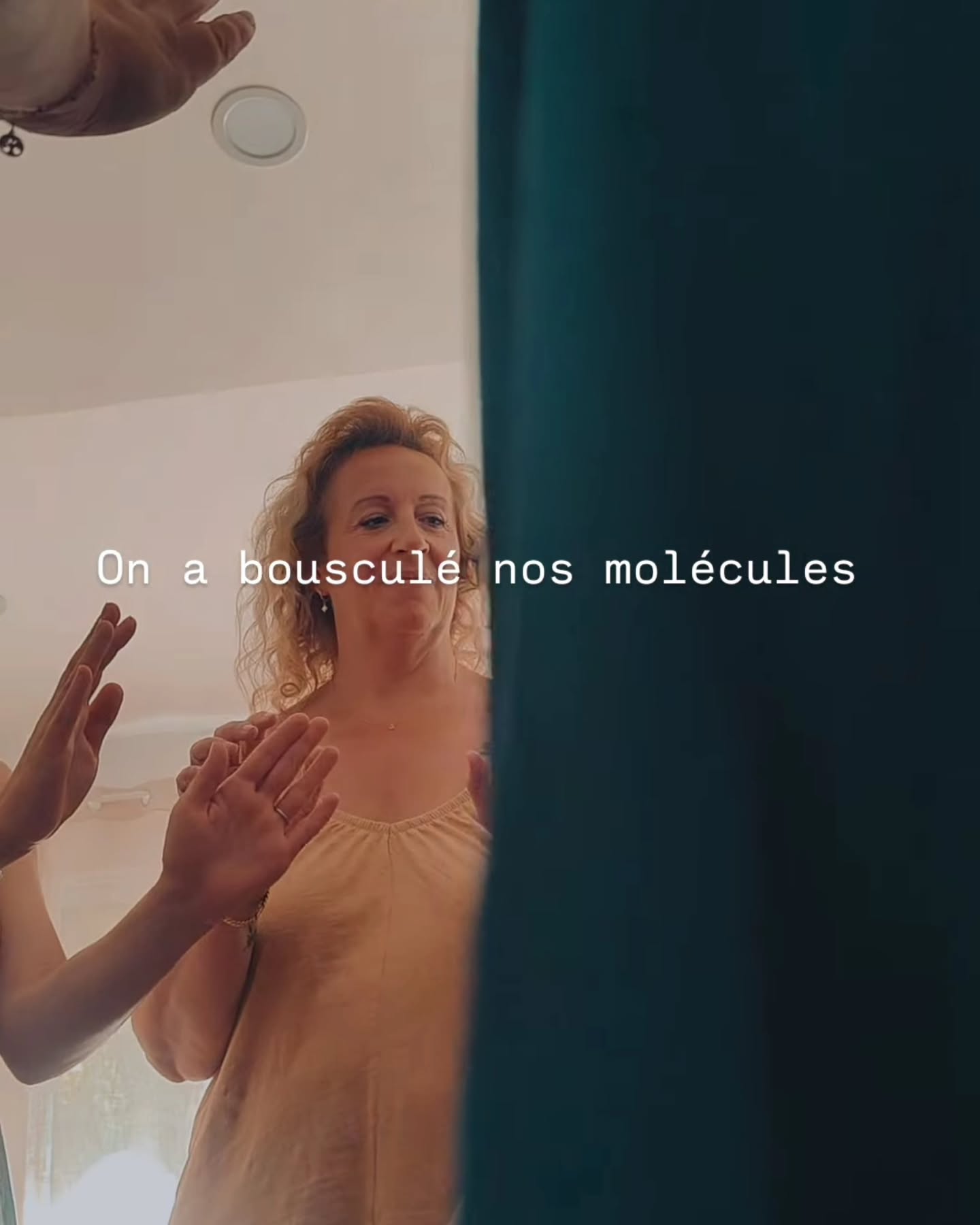 ✨ Merci les femmes !💫
Début juin, la Villa Jema a vibré au rythme des voix, des rires et des silences partagés de ce chœur de femmes venu se déposer, chanter, explorer 🌿 avec @claire.qui.petille
@claire.au.coeur.de @stephyphotographie @choeur_de.femmes
🙏Un immense merci à chacune pour votre présence douce, intense, vivante. C'était puissant, c'était simple, c'était beau, c'était joyeux.
💫 Et bonne nouvelle : elles reviennent !
Du 28 au 30 novembre, une nouvelle retraite s’ouvre, toujours portée par la même énergie de cercle et d’écoute, cette fois-ci sur ce thème précieux :
Cycles et féminité — Honorer la sagesse du corps, des cycles et du cœur.
🌀 Un temps pour se reconnecter à soi, à son rythme, à sa voix intérieure.
🌕 Célébrer nos différentes phases, nos vécus de femmes, dans un cadre soutenant, naturel, chaleureux.
ℹ️Toutes les infos sur notre site : https://villajema.fr/28-au-30-novembre-cycles-et-feminite-honorer-la-sagesse-du-corps-des-cycles-et-du-coeur/
🔸️ Inscription auprès de @claire.au.coeur.de
#VillaJema #retraitefemmes #sororité #chantfeminin #cerclesdefemmes #écoutedesoi #retraitebienetre #cyclesféminins #fémininsacré #retraitechant #saisonsintérieures #femmesengroupe #choeurdefemmes