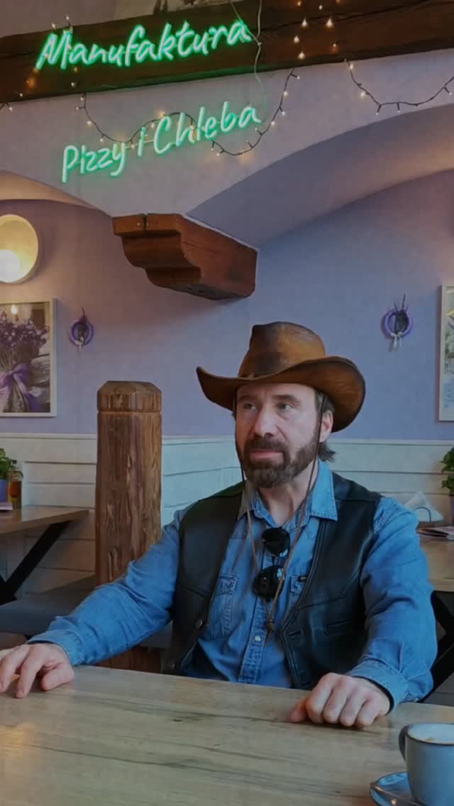 „Znany z siły, dyscypliny i kultowych kopnięć… dziś sprawdza nasze mini desery. Wynik? Nokaut dla kubków smakowych 🤍”
@polski_chuck_norris_trenuje