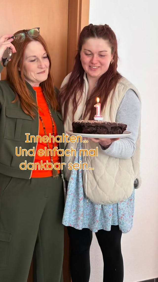 💝 No words needed…
One Year - 💫 One Vision…
Welche Kraft entsteht wenn Frauen Frauen empowern… 💃💃
Danke auch an:
Meine Eltern, meinen Bruder, S.
An Dich 💝 für jede gebuchte Yogastunde, jede Umarmung..
Dafür, dass Du daran glaubst, dass wir diese Welt zu einem deutlich angenehmeren Ort machen durch: Liebe, Respekt und Mitgefühl…
Namasté
Susanne
#heidenheimanderbrenz #yogainheidenheim #raumderheilendenkünste #yogalehren #yogatherapie