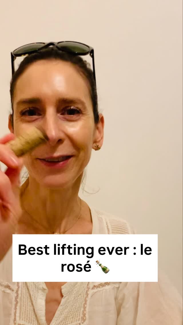 L'abus d'alcool ... blabla bla
Toi tu t'en fous, tu ne t'intéresses qu'au bouchon du rosé. L'accessoire idoine pour rajeunir cet été.
Ça a l'air d'une boutade mais ça marche!
Essaie et partage tes résultats !
#Skincare #litfing #faceyoga #rajeunir #rajeunirsanschirurgie