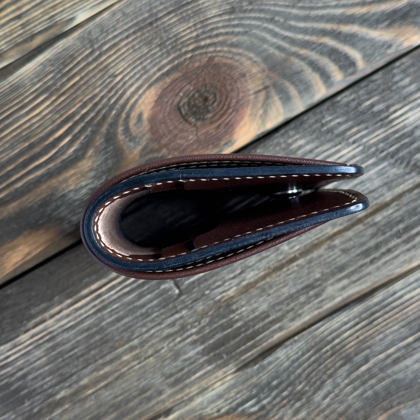 no21 przygotowany na zamówienie, dodany zatrzask i krawędzią barwione na czarno. Oczywiście wykonany w całości ręcznie z włoskiej skóry Maya. Portfel posiada łącznie 7 kieszonek, 6 przeznaczonych na karty lub wizytówki oraz tradycyjną przegródkę na banknoty.
#portfel #skorzanyportfel
#skoranaturalna #skoragarbowanaroslinnie
#skora #galanteriaskorzana #kaletnictwo #kaletnik
#rzemiosło #rękodzielo #wykonanerecznie
#pomyslnaprezent
#wallet #leatherwallet #bifoldwallet
#leatherwork #leathercraft #leathergoods
#leather #naturalleather #vegetabletannedleather
#handcrafted #handmade #handstitched
#edc #everydaycarry