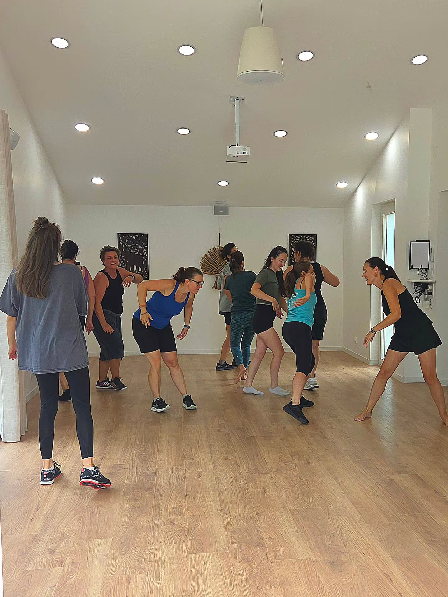 Merci à Camille Fadel et Léa Gibaud pour ce stage de danse à la Villa Jema !
Un week-end intense de danse, de rires et de bonne humeur, partagé avec un groupe formidable 💃🌿🙏
#VillaJema #StageDeDanse #CamilleFadel #LéaGibaud #Danse #Partage #Énergie #BonneHumeur #Rires #Mouvement #SudDeFrance