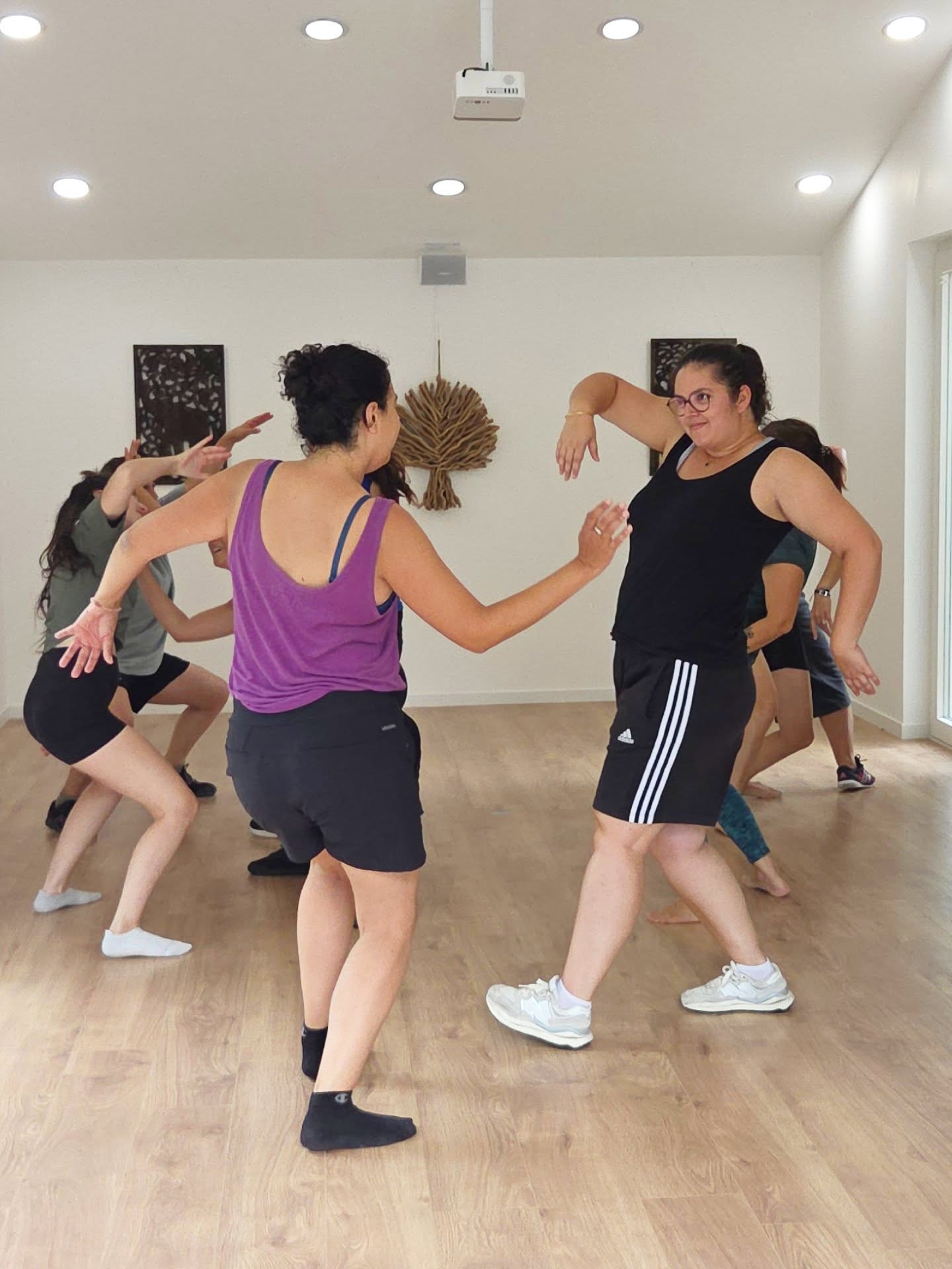 Merci à Camille Fadel et Léa Gibaud pour ce stage de danse à la Villa Jema !
Un week-end intense de danse, de rires et de bonne humeur, partagé avec un groupe formidable 💃🌿🙏
#VillaJema #StageDeDanse #CamilleFadel #LéaGibaud #Danse #Partage #Énergie #BonneHumeur #Rires #Mouvement #SudDeFrance