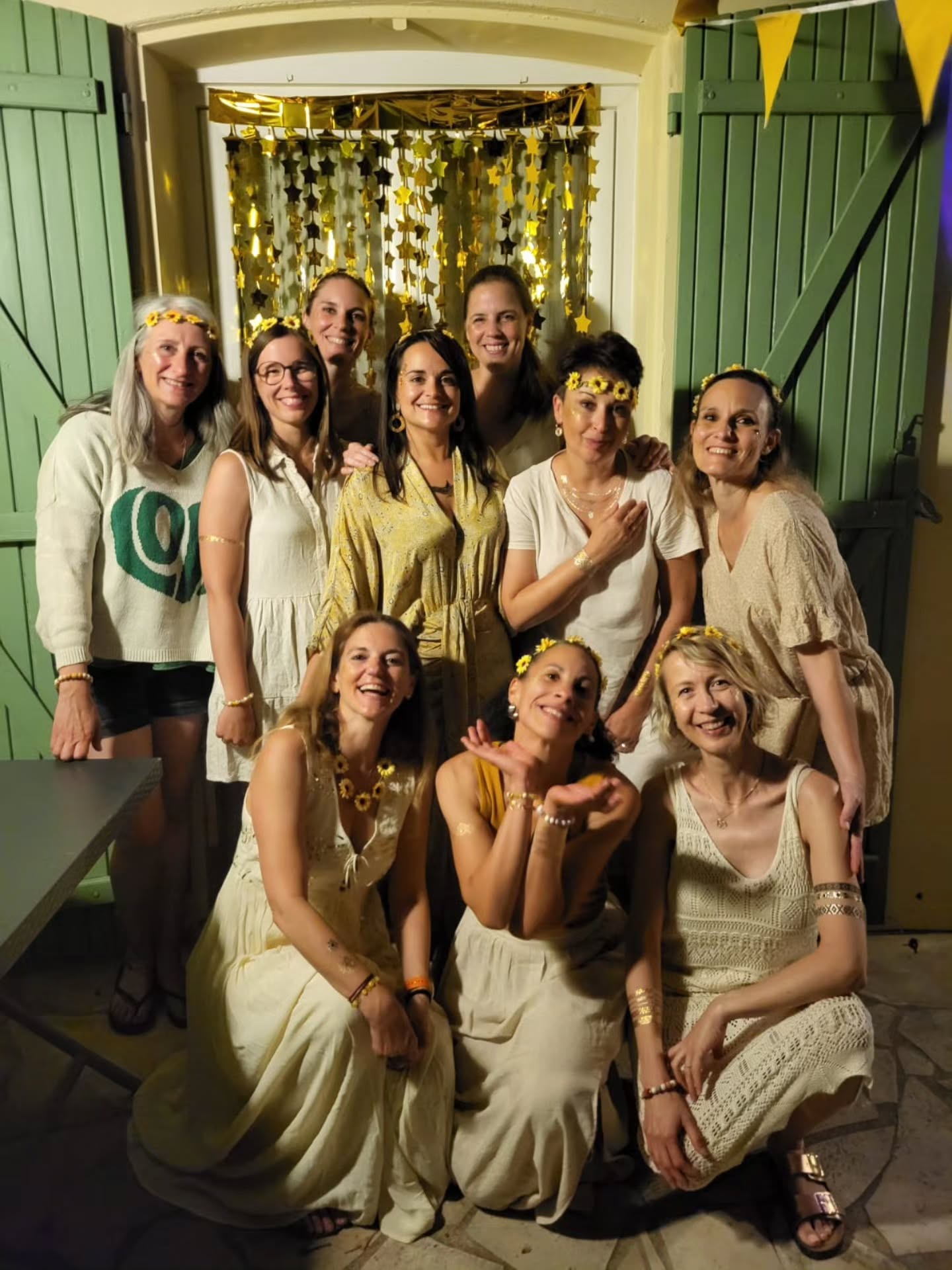 ✨🌻 Retour en images sur la retraite Shine – Spécial Été 🌞✨
En juillet dernier, Karen @lacabane.yoga.studio a guidé une retraite lumineuse à la Villa Jema, placée sous le signe du soleil, de l’énergie et de la joie.
Au programme :
🌞 Des pratiques de yoga revitalisantes
🌻 Des cercles de partage inspirants
🍃 Des balades au coucher du soleil et au bord de la mer
🥗 Des repas végétariens frais et colorés
💛 Des moments de rires, de danse et de connexion au bord de la piscine
Un grand merci à toutes les participantes qui ont apporté leur belle énergie et fait rayonner cette retraite ! ✨
Rendez-vous en octobre pour une nouvelle retraite yoga "Divine" pour honorer le féminin sacré ♀️ avec Karen