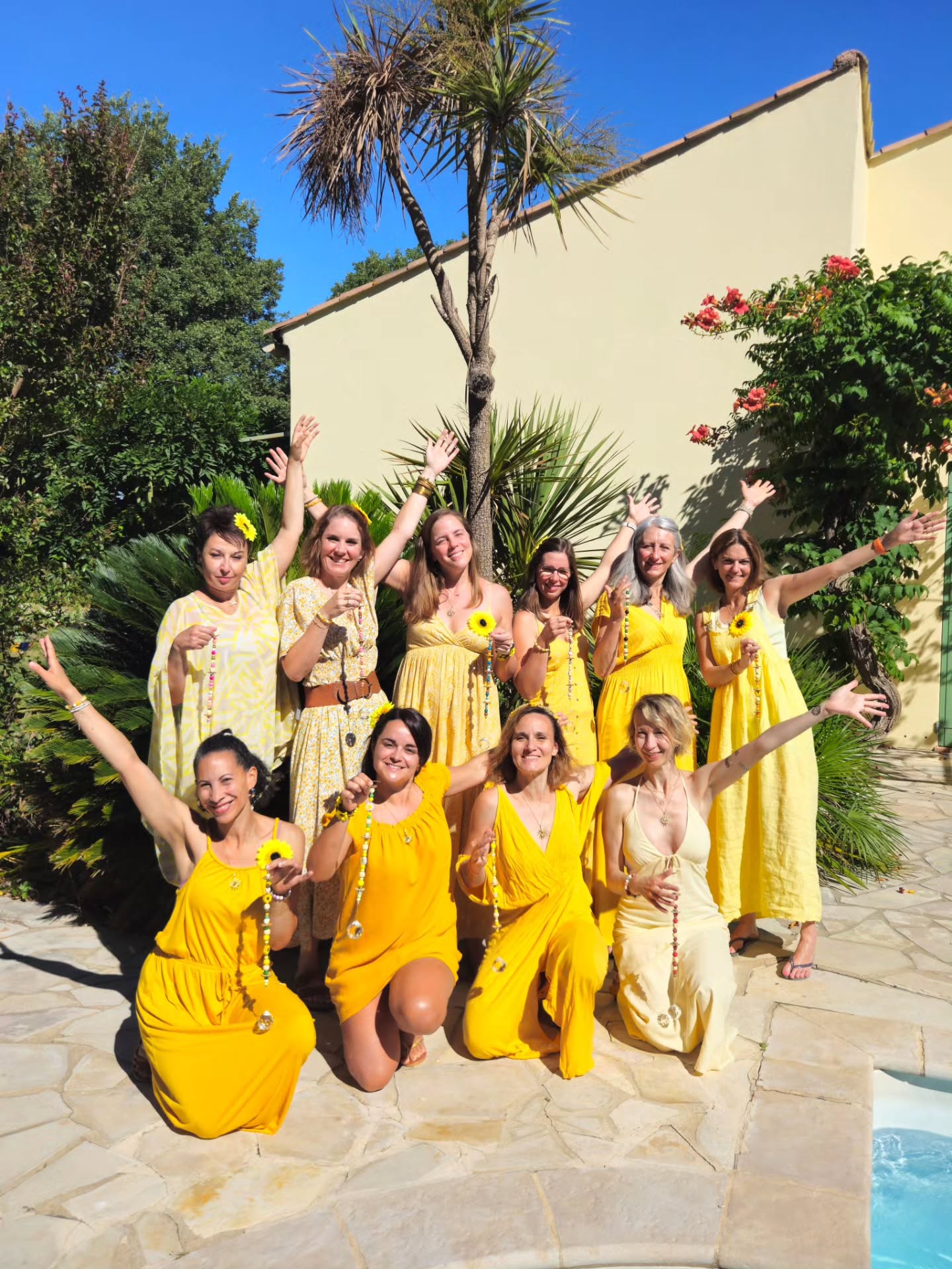 ✨🌻 Retour en images sur la retraite Shine – Spécial Été 🌞✨
En juillet dernier, Karen @lacabane.yoga.studio a guidé une retraite lumineuse à la Villa Jema, placée sous le signe du soleil, de l’énergie et de la joie.
Au programme :
🌞 Des pratiques de yoga revitalisantes
🌻 Des cercles de partage inspirants
🍃 Des balades au coucher du soleil et au bord de la mer
🥗 Des repas végétariens frais et colorés
💛 Des moments de rires, de danse et de connexion au bord de la piscine
Un grand merci à toutes les participantes qui ont apporté leur belle énergie et fait rayonner cette retraite ! ✨
Rendez-vous en octobre pour une nouvelle retraite yoga "Divine" pour honorer le féminin sacré ♀️ avec Karen