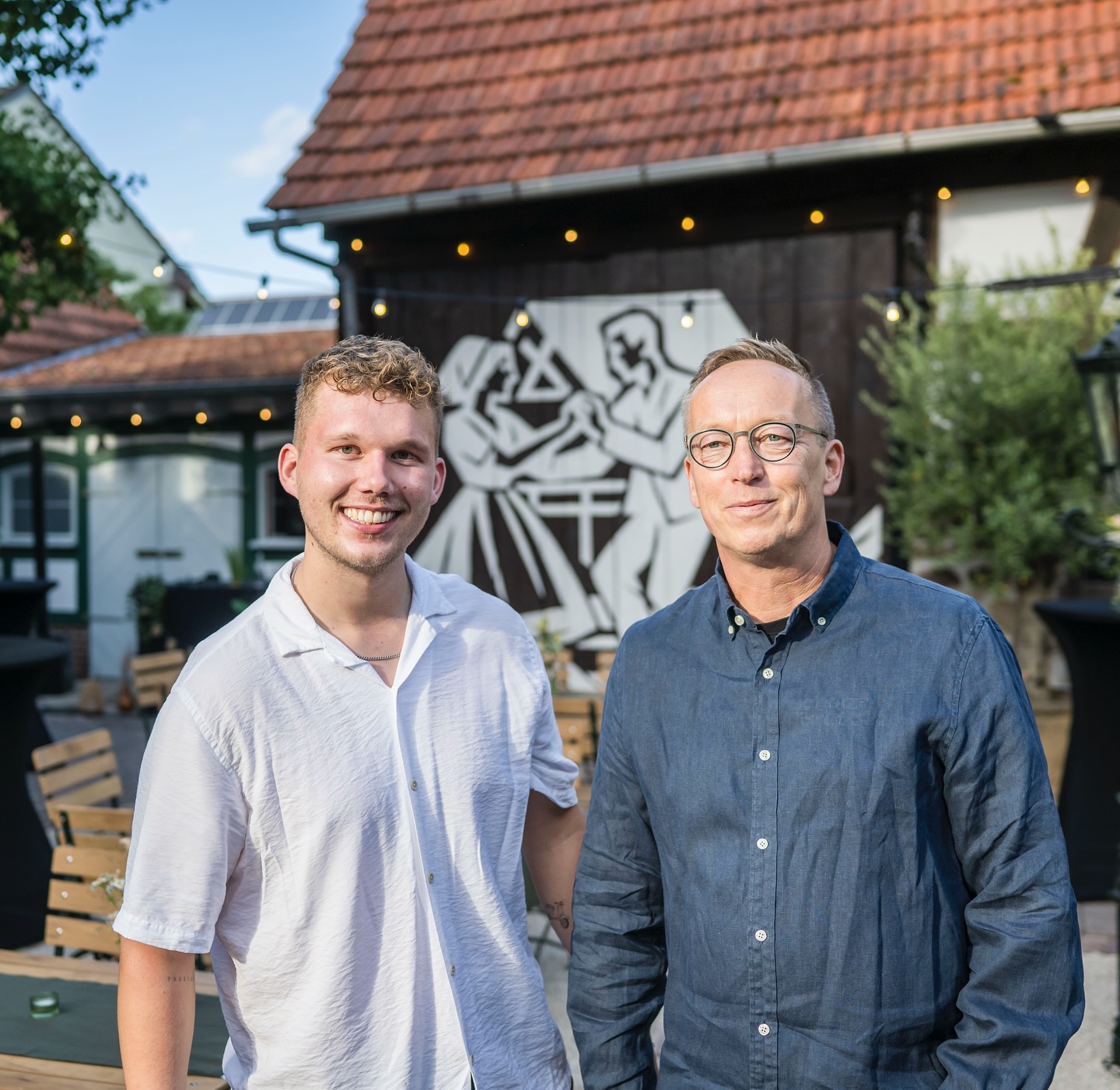 Hey Du! Willkommen in der Scholze Gret – ein Ort, an dem du Gast und Gastgeber zugleich sein kannst.
Hinter diesem besonderen Ort stehen Dirk und Mo. Zwei Menschen, die mit echter Leidenschaft, spürbarer Hingabe und einem feinen Blick fürs Detail ihre Vision verwirklicht haben. Sie sind offen, herzlich und voller Ideen – Gastgeber aus Überzeugung. Dabei hören sie genau hin, gehen auf dich ein und schaffen Momente, die so einzigartig sind wie deine Wünsche.
Ob Hochzeit, Geburtstag oder ein besonderes Fest – hier kannst du Gastgeber sein und deine Geschichte feiern.
Oder du bist Gast und erlebst die besonderen Scholze Gret Events, die mit viel Liebe gestaltet werden. Die Anmeldung läuft ganz unkompliziert über unsere Website.
Die Scholze Gret ist ein Ort zum Verweilen, Begegnen und Feiern.
Ein Ort, geprägt von der Wärme und Persönlichkeit von Dirk und Mo.
——————————————————
www.scholze-gret.de
Foto: @thomaslohnes
#events #odenwald #weddinginspiration #location #wedding #hochzeiten #friends #food #passion #weddingphotography #love