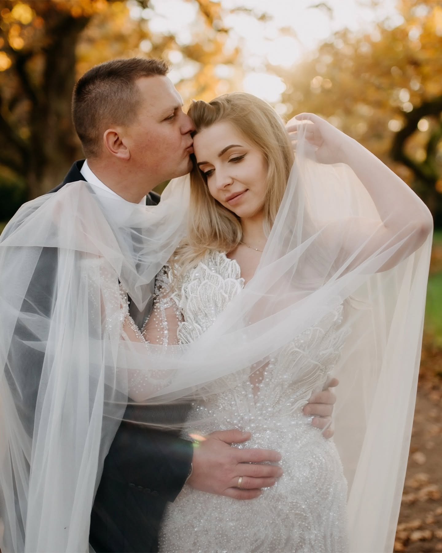Chyba udało się wykorzystać piękną jesienną aurę w niemal w 100% Mimo niezbyt wysokiej temperatury, delikatne słońce dopisało i tym razem. Ostatnia sesja plenerowa w tym roku w przepięknym Krasiczynie. Ogrzejmy się w tym jesiennym światełku wraz z Olą i Adrianem 👰❤️🤵🍂🍁#Ślub #Wesele #PannaMłoda #PanMłody #sesjaplenerowa #plenerślubny #sielanka #FotografŚlubny #ReportażŚlubny #Wesele2025 #ŚlubneInspiracje #złotagodzina #fotografrzeszów #fotografpodkarpacie #fotografśwoętokrzyskie #jesień #złotapolskajesień #Wedding #Weddingphptoshoot #BestDayEver #GoodTimes #Love #BrideAndGroom #WeddingGoals #WeddingInspo #JustMarried #goldenhour #autumn