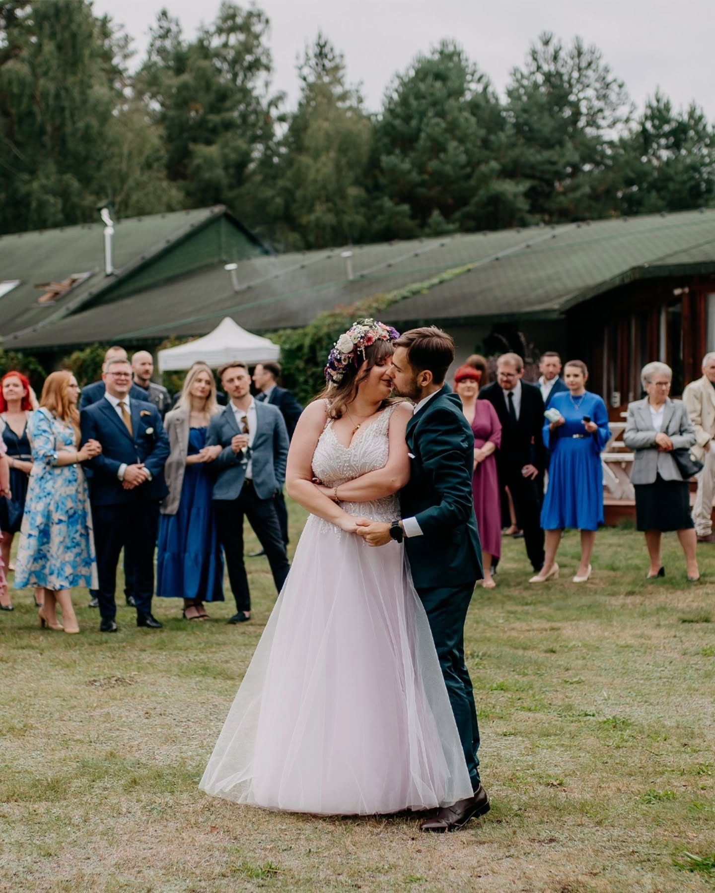 Wśród pięknych okoliczności przyrody 🍂🏕️🌿 Kasia i Patryk powiedzieli sobie TAK! Połączyła ich między innymi pasja do badmintona 🏸 i w ten oto sposób zaczął się ich najpiękniejszy wspólny mecz. Bo miłość to również gra zespołowa ❤️ 🏕️ Miejsce: @gorkizielone
💄Make up: @izabelabk_
💐Wianek: @oksana_trzmiel
👰Suknia: @suknie_slubne_od_lat#ślub #ślubwplenerze #wesele #natura #paramłoda #fotografślubny #fotografiaślubna #fotografrzeszów #momenty #reportażślubny #ślubmazowieckie #weselemazowieckie #emocjewkadrze #ślubneinspiracje #badminton #ślubnemomenty #polnekwiaty #boho #bohowedding
#wedding #weddingday #moments #weddinginspiration #weddinghighlights #weddingstory #weddingvenue #nature