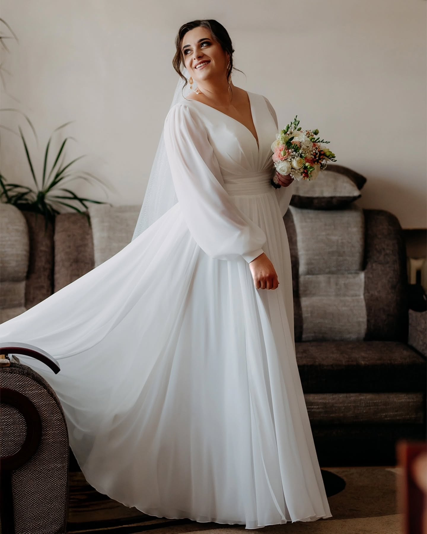 Monika & Kamil ❤️👰🤵🏩Miejsce - @gosciniec_fela
👰Suknia - @salon_slubny_dalida
🤵Smoking - @villaro.moda
💍Obrączki - jubiler_markov
🎶Muzyka - Zespół May-Dance
✂️Fryzura - @kdabek
💄Make up - Martyna Górska
💐Kwiaty - Magdalena Pliżga
🎂Słodkości - Cukiernia Domowa "Odrobina Słodyczy"
🚗Dodge Charger do ślubu #ślub #wesele #polskiewesele
#pannamloda #panmlody #sukniaślubna
#slubnaglowie #paramłoda #zabawa #fotografślubny #kwiaty #detale #obraczki #fotografiaślubna #fotografrzeszów #momenty #pierwszytaniec #reportażślubny #ślubpodkarpackie #weselepodkarpackie #ślubneinspiracje #ślubnemomenty
#wedding #weddingday #moments #firstdance #weddinginspiration #weddinghighlights #weddingstory #weddingparty