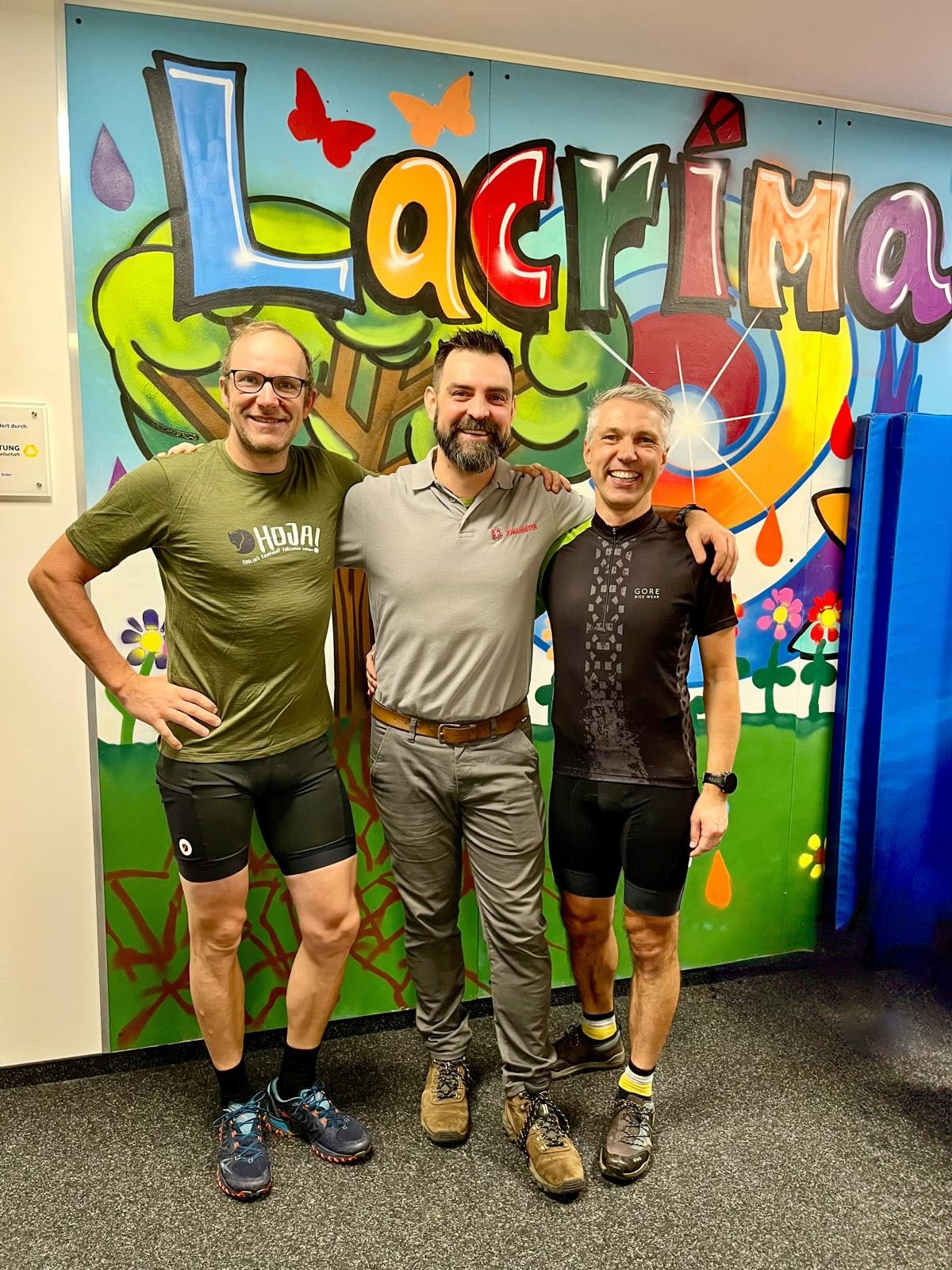 Letzte Aktion des Jahres. (Mensch habe ich geschwitzt. 😁) Höhenmeter strampeln mit Matthias Breitkopf für seine @radler_helfen Aktion zu Gunsten der Lacrima Trauerhilfe für Kinder von den @johanniter_dresden .
Warum? Klar- um Spenden zu sammeln ohne welche es nicht geht. Schaut mal unter www.radler-helfen.de und lasst eine kleine Spende da. Danke @danilo_dd83 für dein Engagement.
Auf der Rolle 10x 1.000 Höhenmeter… den Alpe du Zwift hoch. 12,2km, 1036 Höhenmeter und 8,5% Durchschnittssteigung.
#lacrima #johanniter #radlerhelfen