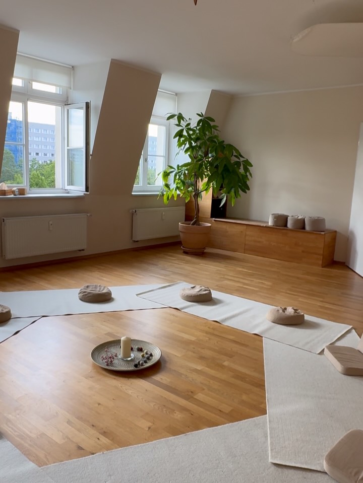 Im Moksha findest du keine schnellen Lösungen – sondern Raum, dir selbst zu begegnen, zu wachsen und deine Beziehung zum Leben zu vertiefen.
Entdecke, was dich ruft, und begleite uns in einem Raum, in dem Heilung und Verbindung wachsen dürfen.
✨ Das ganze Programm & Buchung →Link in Bio
#mokshadresden #heilpraktiker #körperundgeist #dresdenleben #selbstheilung