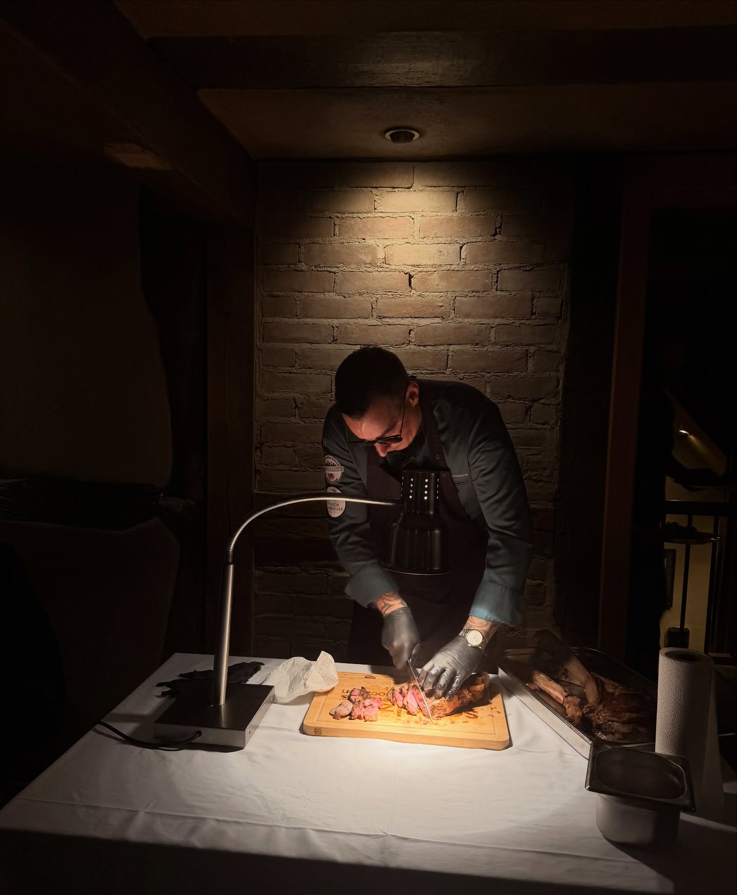 Zusammen mit Dominic Puschmann durften wir unser erstes Fünf-Gänge-Dinner veranstalten. Unsere Gäste erlebten ein Menü voller Genuss, Vielfalt und Leidenschaft. Wir haben den Abend sehr genossen!
Weitere Events mit Dominic – besonders im Sommer in unserem Innenhof – sind bereits in Planung. Alle Informationen dazu findet ihr über unseren Newsletter oder auf unserer Webseite: www.scholze-gret.de
Wir freuen uns auf euch!
#odenwald #fleischsommelier #location #weeding #hochzeit