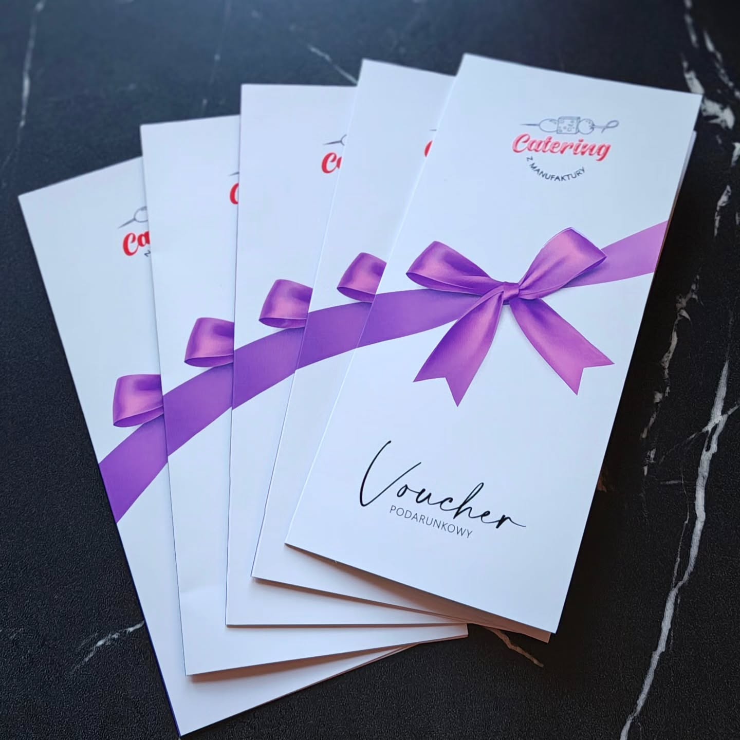 🎁 Nie masz pomysłu na prezent?
Na naszej stronie są już dostępne vouchery prezentowe. Podaruj bliskiej osobie możliwość wyboru idealnego prezentu.
Zamów voucher już dziś! ✨