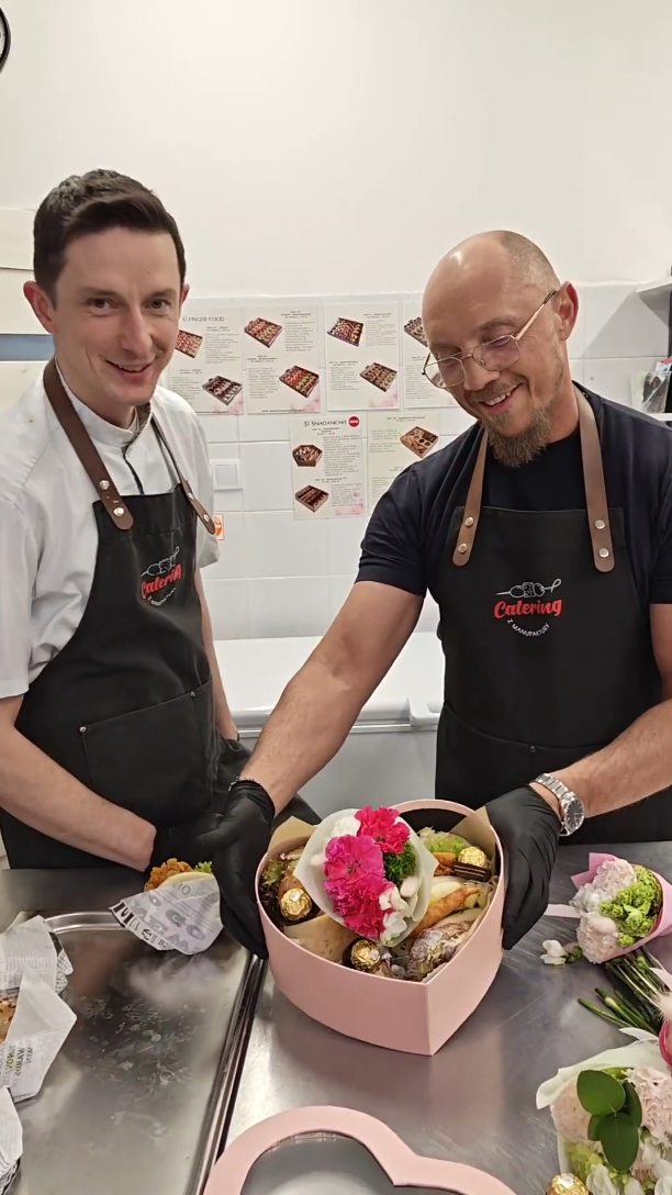 💘 Walentynki coraz bliżej…
a nasi Panowie już gotowi, by pomóc Wam trafić do serca swoich wybranek i wybranków ❤️
Bo jak wiadomo — przez żołądek do serca 😏🍓
🎁 Walentynkowy box =
➡️ zero stresu
➡️ 100% miłości
➡️ full smaku