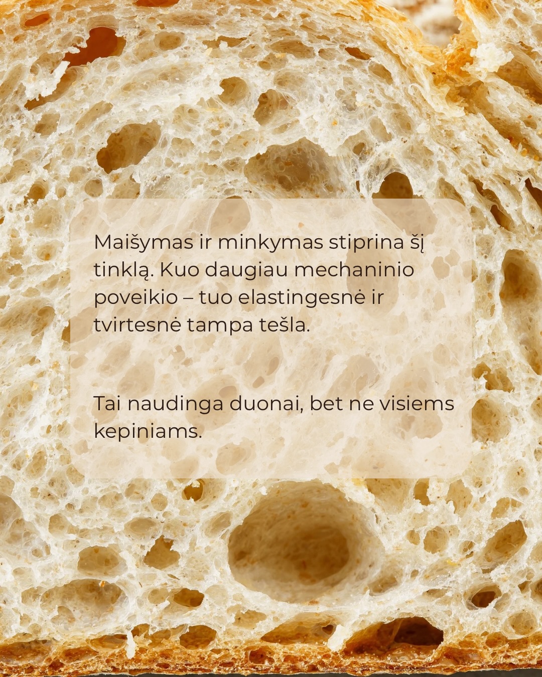 Ingredientus išmaišyti svarbu, bet ilgesnis maišymas ne visada reiškia geresnį rezultatą.
Kuo daugiau maišome, tuo glitimo tinklas tampa stipresnis. Duonai tai – privalumas. Kai sausainiams, keksiukams ar blynams – dažnai jau per daug.
Todėl kai kuriems kepiniams svarbiausia sustoti laiku. Ne tada, kai tešla atrodo „tobula“, o tada, kai ingredientai jau susijungę.
O jūs ar laikotės šios rekomendacijos, kai randate receptuose?