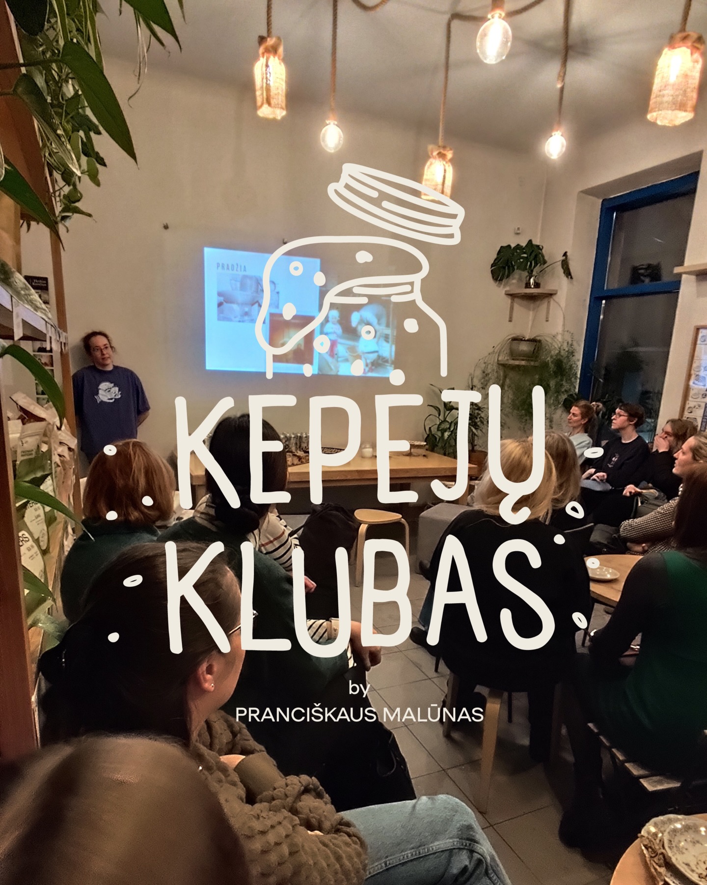 Kepėjų klubo pristatymo akimirkos dar ilgai skambės atmintyje. Tiek daug smalsumo, klausimų, gyvų pokalbių ir tikro domėjimosi raugo (ir ne tik) kepiniais 💛
Per dvi savaites prie Kepėjų klubo jau prisijungė per 70 prenumeratorių – tai dar kartą parodo, kad kepantiems namuose bendruomenė yra be galo reikalinga ir gyva. Džiaugiamės, kad kuriame ją kartu!
Jei kepate namuose ir ieškote bendruomenės – Kepėjų klubas laukia jūsų. Kasdien bendraujame online, o kartą per mėnesį susitinkame gyvai.
Daugiau informacijos: www.kepejuklubas.lt