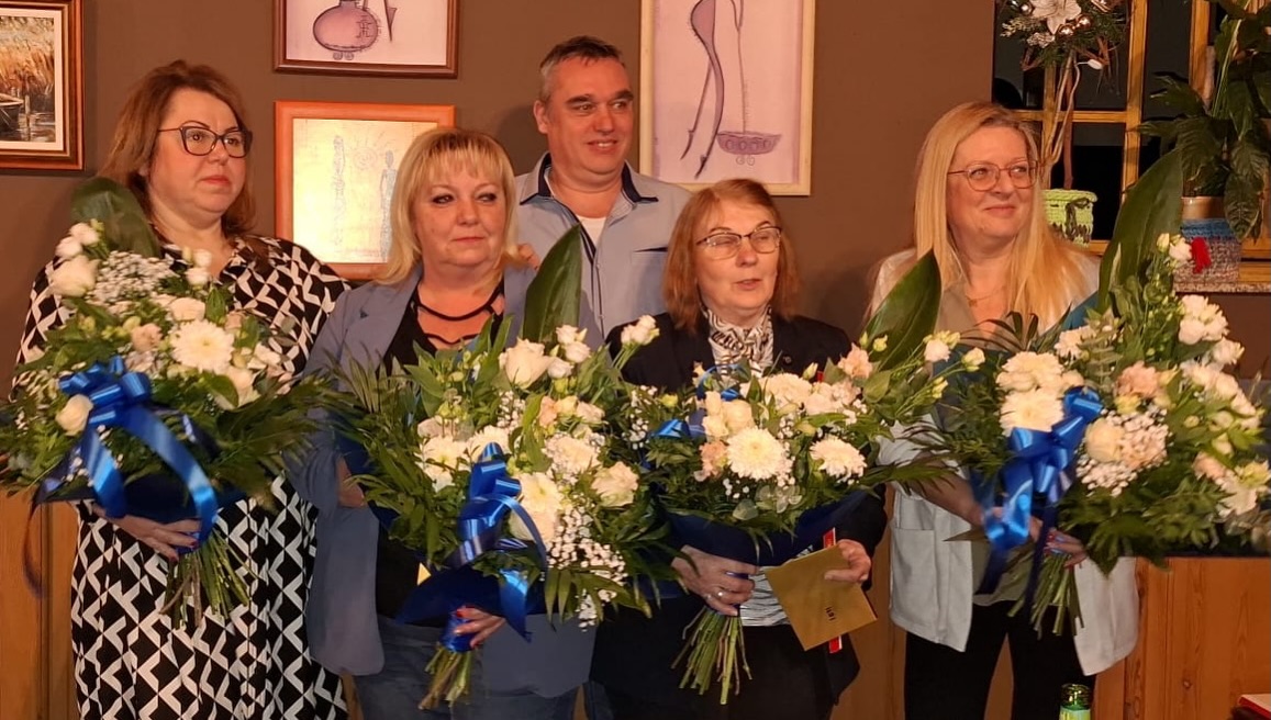 Seit über 30 Jahren bei WILD Connect! Wir sind unglaublich stolz auf Euch:
Barta Csabáné, Budainé Tuza Tímea, Józsáné Tóth Krisztina, Matula Ildikó und Vernyik Zoltán. Euer Engagement, Eure Loyalität und Eure Leidenschaft prägen WILD Connect seit Jahrzehnten. Vielen Dank für Eure Treue – auf viele weitere gemeinsame Jahre! 💙
Over 30 years with WILD Connect! We are incredibly proud of you: Barta Csabáné, Budainé Tuza Tímea, Józsáné Tóth Krisztina, Matula Ildikó and Vernyik Zoltán. Your dedication, loyalty and passion have shaped WILD Connect for decades. Thank you for your commitment – here’s to many more years together! 💙
Több mint 30 éve a WILD Connectnél! Mérhetetlenül büszkék vagyunk Rátok:
Barta Csabáné, Budainé Tuza Tímea, Józsáné Tóth Krisztina, Matula Ildikó és Vernyik Zoltán. Elkötelezettségetek, hűségetek és szenvedélyetek évtizedek óta formálja a WILD Connectet. Köszönjük a kitartásotokat – még sok közös évre együtt! 💙
#30 #years #wild #connect #great