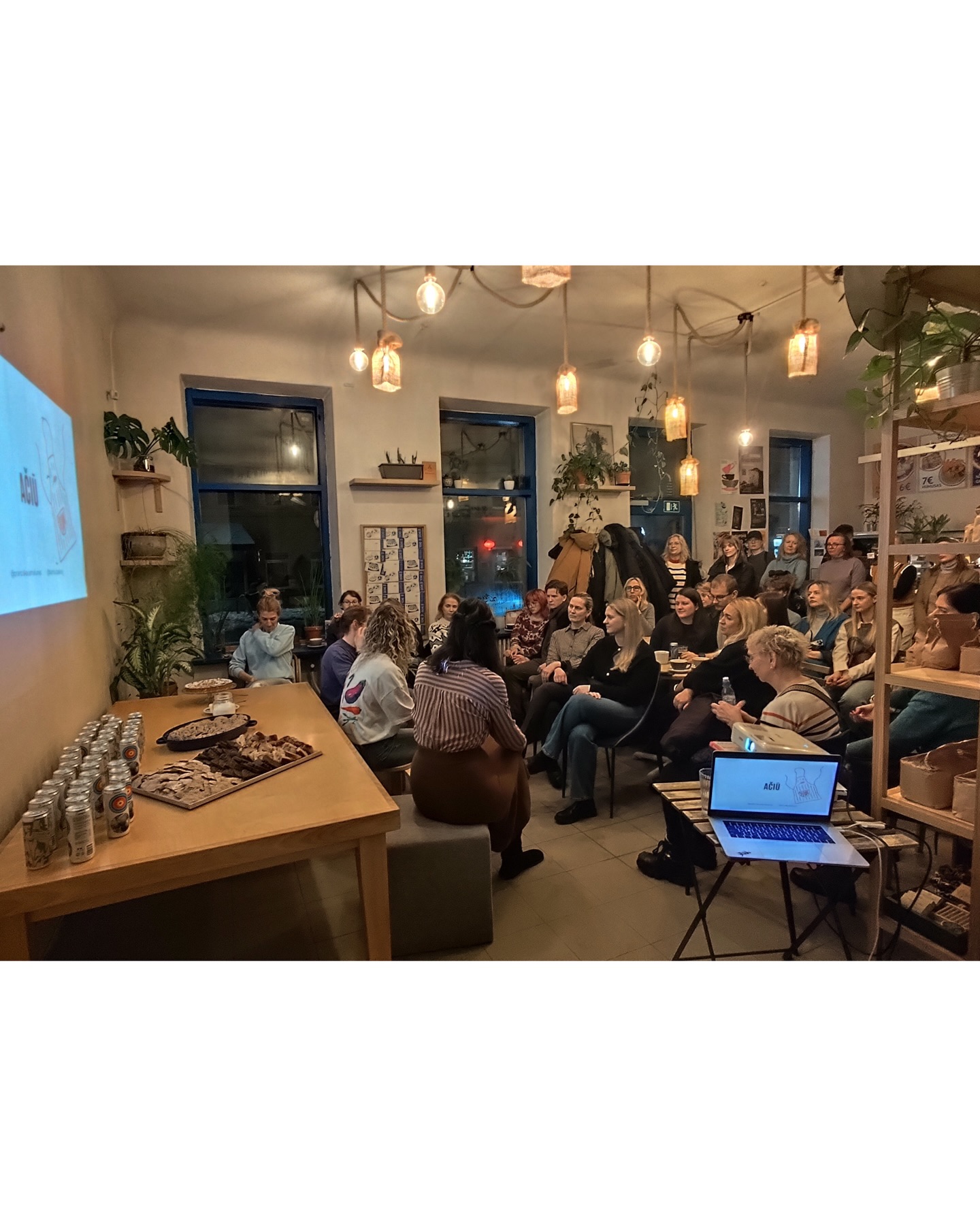 Kepėjų klubo pristatymo akimirkos dar ilgai skambės atmintyje. Tiek daug smalsumo, klausimų, gyvų pokalbių ir tikro domėjimosi raugo (ir ne tik) kepiniais 💛
Per dvi savaites prie Kepėjų klubo jau prisijungė per 70 prenumeratorių – tai dar kartą parodo, kad kepantiems namuose bendruomenė yra be galo reikalinga ir gyva. Džiaugiamės, kad kuriame ją kartu!
Jei kepate namuose ir ieškote bendruomenės – Kepėjų klubas laukia jūsų. Kasdien bendraujame online, o kartą per mėnesį susitinkame gyvai.
Daugiau informacijos: www.kepejuklubas.lt