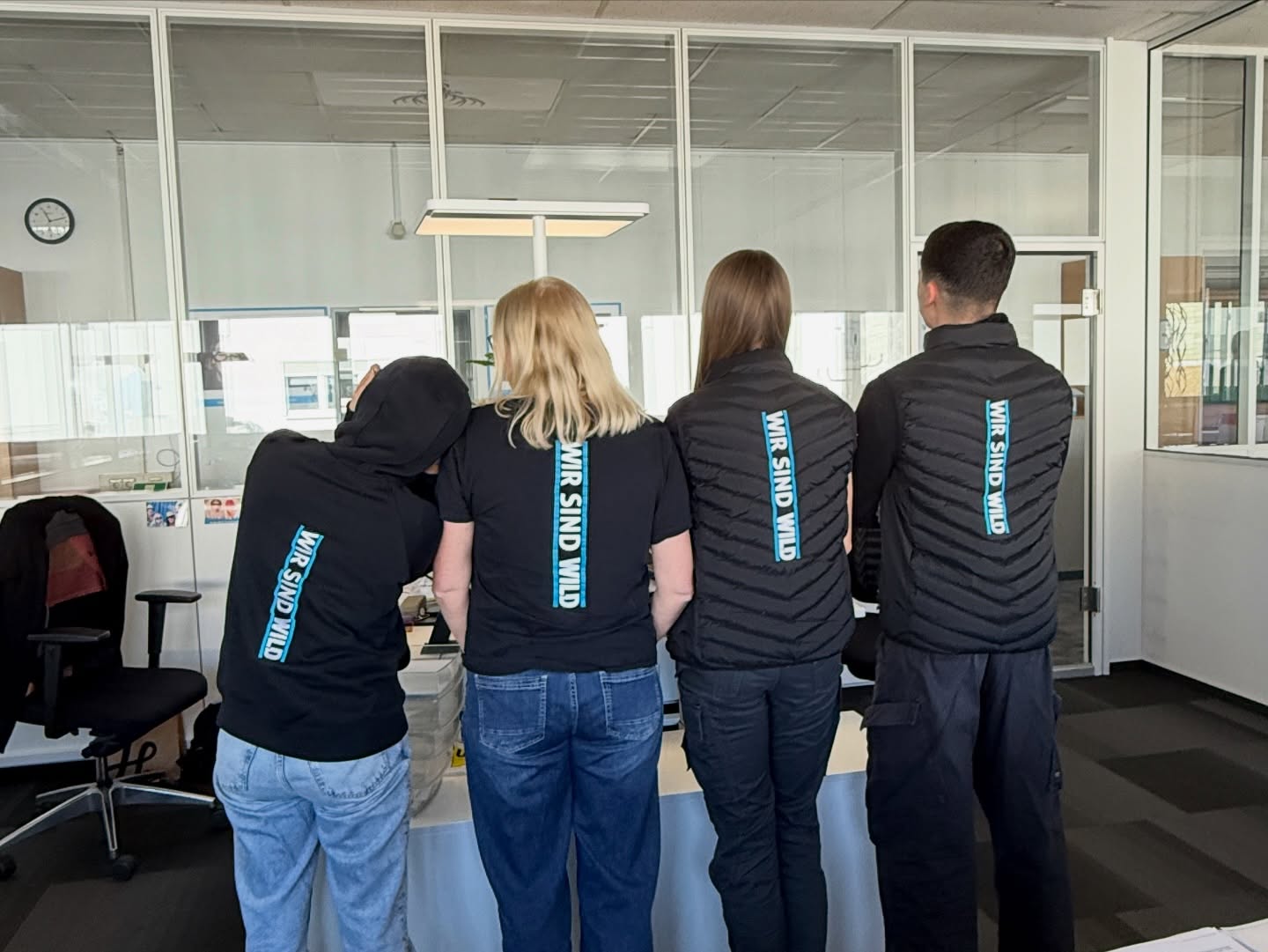 Lara hat diese Woche ein spannendes Praktikum bei WILD absolviert und dabei viele wertvolle Eindrücke gesammelt. Von ersten Einblicken in die Arbeitsabläufe bis hin zum Kennenlernen des Teams – es war eine Woche voller neuer Erfahrungen, Inspiration und spannender Momente.
Danke für dein Engagement, Lara! Wir freuen uns, dass du Teil unserer Woche warst. 💙
Lara completed an exciting internship at WILD this week and gained many valuable insights. From first glimpses into the workflows to getting to know the team – it was a week full of new experiences, inspiration, and exciting moments. Thank you for your commitment, Lara! We are glad that you were part of our week. 💙
Lara ezen a héten egy izgalmas gyakorlatot végzett a WILD-nál, és sok értékes tapasztalatot szerzett. Az első betekintésektől a munkafolyamatokba a csapat megismeréséig – egy hét volt tele új élményekkel, inspirációval és izgalmas pillanatokkal. Köszönjük az elkötelezettségedet, Lara! Örülünk, hogy része voltál a hetünknek. 💙
#Praktikum #WILD #Teamwork #Einblicke