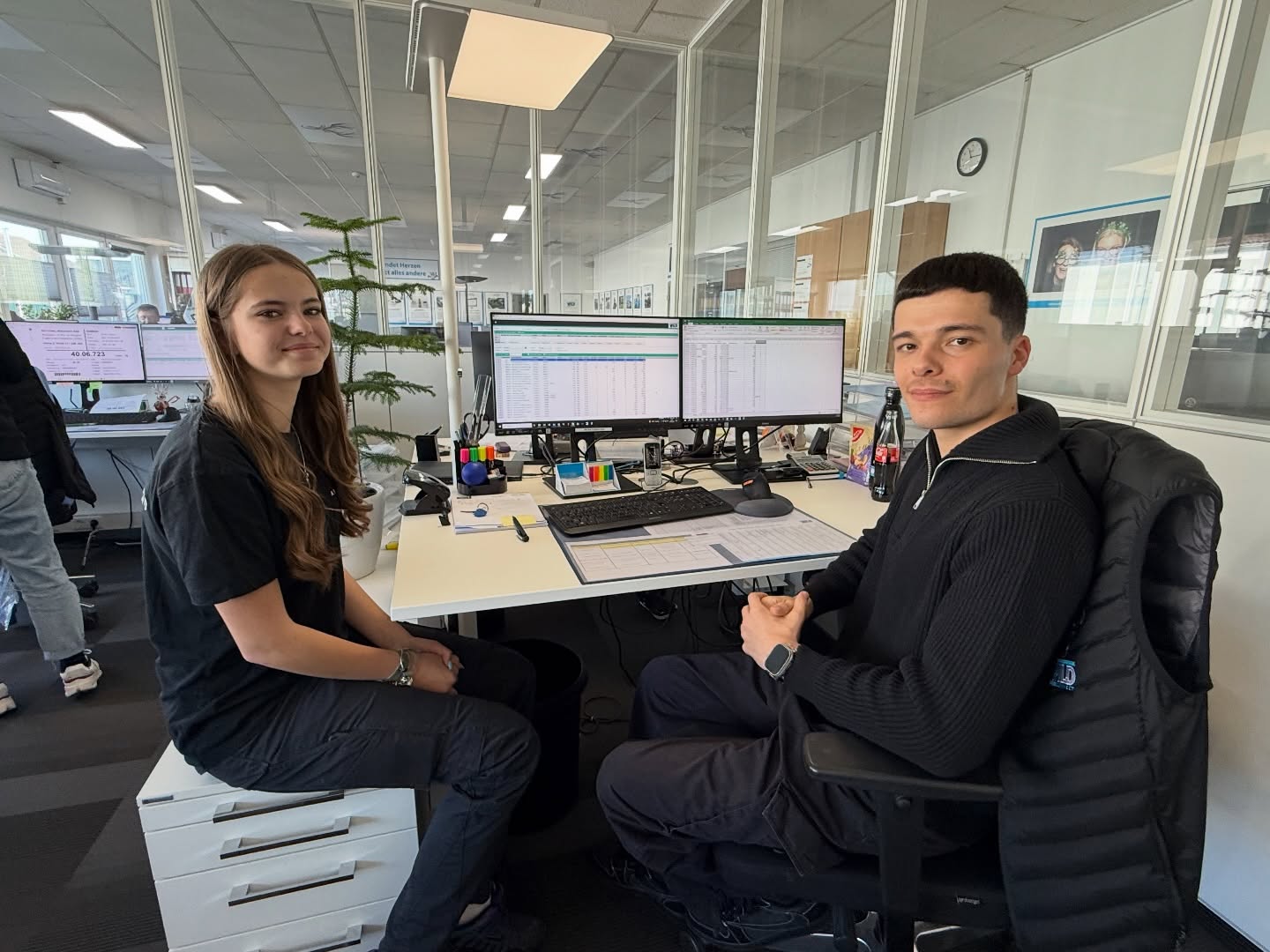 Lara hat diese Woche ein spannendes Praktikum bei WILD absolviert und dabei viele wertvolle Eindrücke gesammelt. Von ersten Einblicken in die Arbeitsabläufe bis hin zum Kennenlernen des Teams – es war eine Woche voller neuer Erfahrungen, Inspiration und spannender Momente.
Danke für dein Engagement, Lara! Wir freuen uns, dass du Teil unserer Woche warst. 💙
Lara completed an exciting internship at WILD this week and gained many valuable insights. From first glimpses into the workflows to getting to know the team – it was a week full of new experiences, inspiration, and exciting moments. Thank you for your commitment, Lara! We are glad that you were part of our week. 💙
Lara ezen a héten egy izgalmas gyakorlatot végzett a WILD-nál, és sok értékes tapasztalatot szerzett. Az első betekintésektől a munkafolyamatokba a csapat megismeréséig – egy hét volt tele új élményekkel, inspirációval és izgalmas pillanatokkal. Köszönjük az elkötelezettségedet, Lara! Örülünk, hogy része voltál a hetünknek. 💙
#Praktikum #WILD #Teamwork #Einblicke