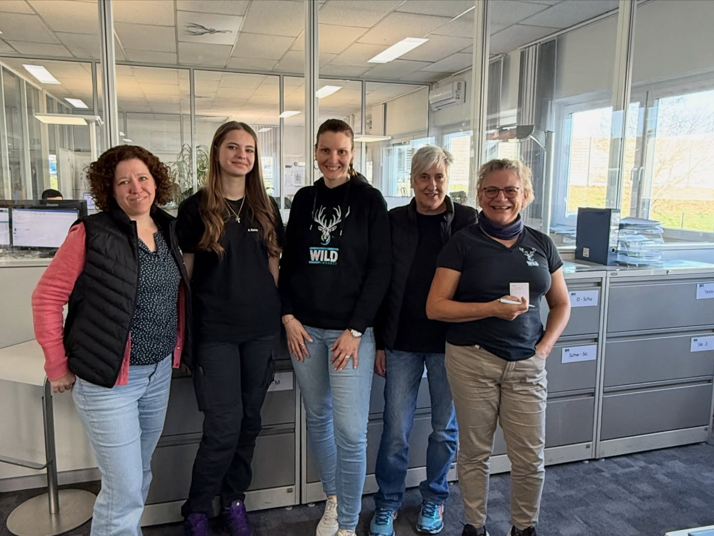 Lara hat diese Woche ein spannendes Praktikum bei WILD absolviert und dabei viele wertvolle Eindrücke gesammelt. Von ersten Einblicken in die Arbeitsabläufe bis hin zum Kennenlernen des Teams – es war eine Woche voller neuer Erfahrungen, Inspiration und spannender Momente.
Danke für dein Engagement, Lara! Wir freuen uns, dass du Teil unserer Woche warst. 💙
Lara completed an exciting internship at WILD this week and gained many valuable insights. From first glimpses into the workflows to getting to know the team – it was a week full of new experiences, inspiration, and exciting moments. Thank you for your commitment, Lara! We are glad that you were part of our week. 💙
Lara ezen a héten egy izgalmas gyakorlatot végzett a WILD-nál, és sok értékes tapasztalatot szerzett. Az első betekintésektől a munkafolyamatokba a csapat megismeréséig – egy hét volt tele új élményekkel, inspirációval és izgalmas pillanatokkal. Köszönjük az elkötelezettségedet, Lara! Örülünk, hogy része voltál a hetünknek. 💙
#Praktikum #WILD #Teamwork #Einblicke