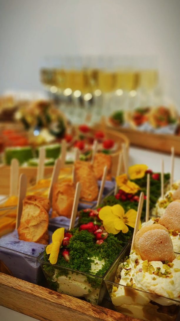 ✨ Kolejny pyszny i efektowny bufet już czeka, by zachwycić Twoich gości!
Nie zastanawiaj się dłużej — chwyć za telefon 📞 i zamów nasz wyjątkowy bufet przy najbliższej okazji.
Gwarantujemy nie tylko smak, ale też efekt „WOW” i kadry idealne na Instagram 📸💫
Zrób wrażenie. Zaskocz gości. Zasmakuj w jakości.