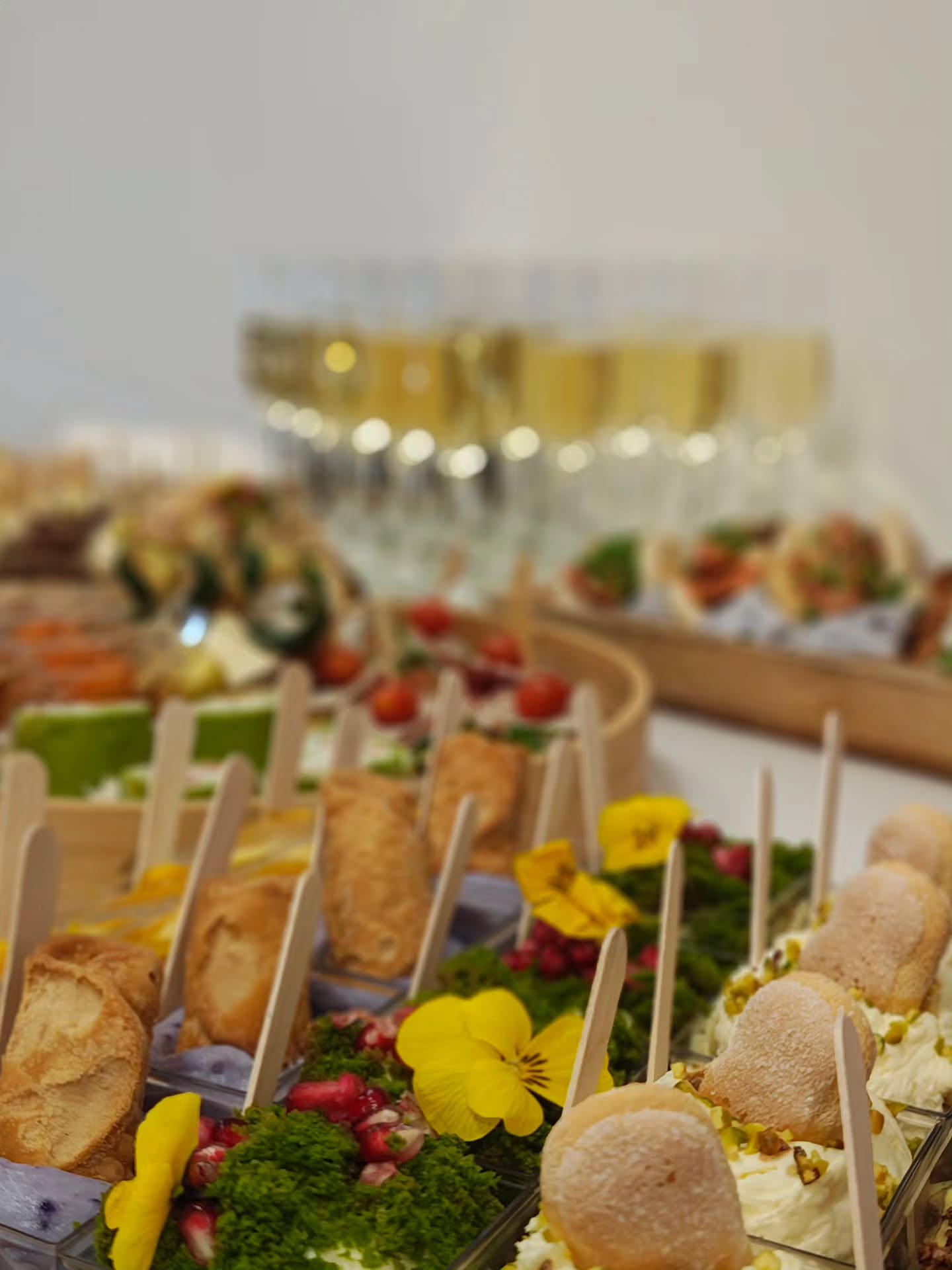 Wiosna na talerzu! Nasze bufety już na Was czekają.🥰
Zamów już dziś catering@manufakturapizzyichleba.pl