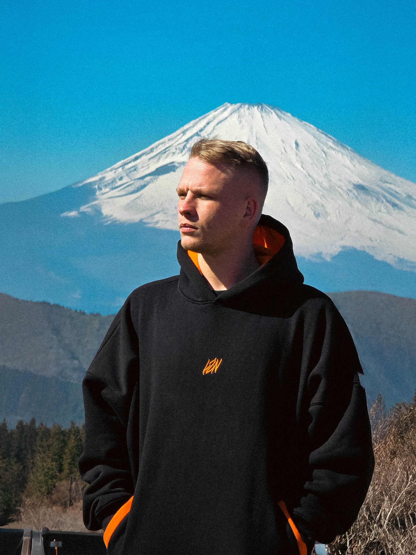 U stóp Fuji. 🗻
Nowa HOODIE BASIC z kolekcji Luzon Spring/Summer – 350g bawełny pętelkowej, dopracowany krój, ukryte kieszenie i pomarańczowe detale przy kieszeniach oraz wewnątrz kaptura. Minimalistyczny haft. Maksymalna forma.
Premiera już wkrótce.
_________
At the foot of Fuji. 🗻
The new HOODIE BASIC from the Luzon Spring/Summer collection — 350g loopback cotton, a refined fit, hidden pockets, and orange details at the pockets and inside the hood.
Minimalist embroidery. Maximum form.
Dropping soon.