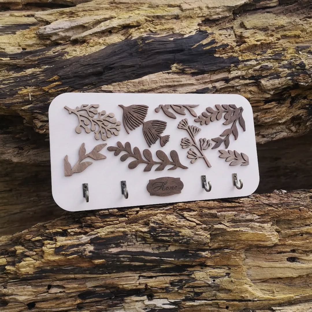 Cześć! 🌿 Przedstawiamy nasz kolejny wieszak na klucze 🗝️ w wiosenno-minimalistycznym stylu, wykonany ze sklejki i metalowych haczyków. Idealnie nadaje się do przechowywania kluczy i dodaje wyjątkowości każdemu wnętrzu!🏡
✅ Możliwość wyboru koloru według własnego gustu ✅
❕Sprawdź nasze inne oferty na stronie WoodFamily.pl❕