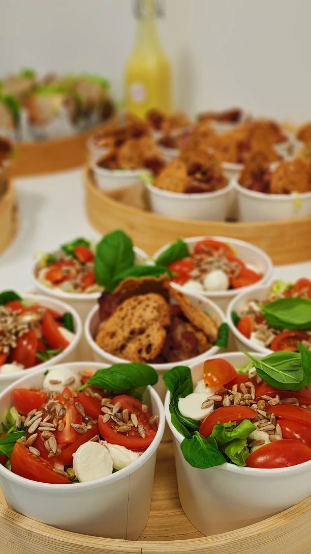 Śniadanie, lunch, spotkanie biznesowe czy szkolenie? ☕🥐
Nasze bufety dopasują się do każdej okazji – świeże, różnorodne i zawsze na najwyższym poziomie ✨
Zadbaj o swoich gości, a my zajmiemy się resztą 🤝