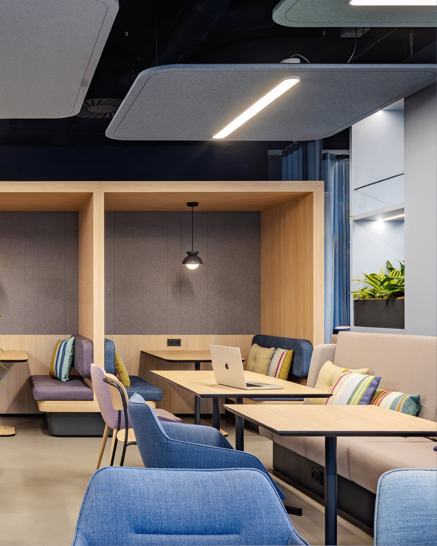 Designed for connection.
The bistro at the Ecclesia Group headquarters offers different settings for meeting, working, eating and taking a break. A flexible environment that supports everyday interactions and brings people together.
#KitzigDesignStudios #EcclesiaGroup #WorkplaceDesign #OfficeInteriors #InteriorArchitecture #InteriorDesign #CorporateDesign #WorkspaceDesign 