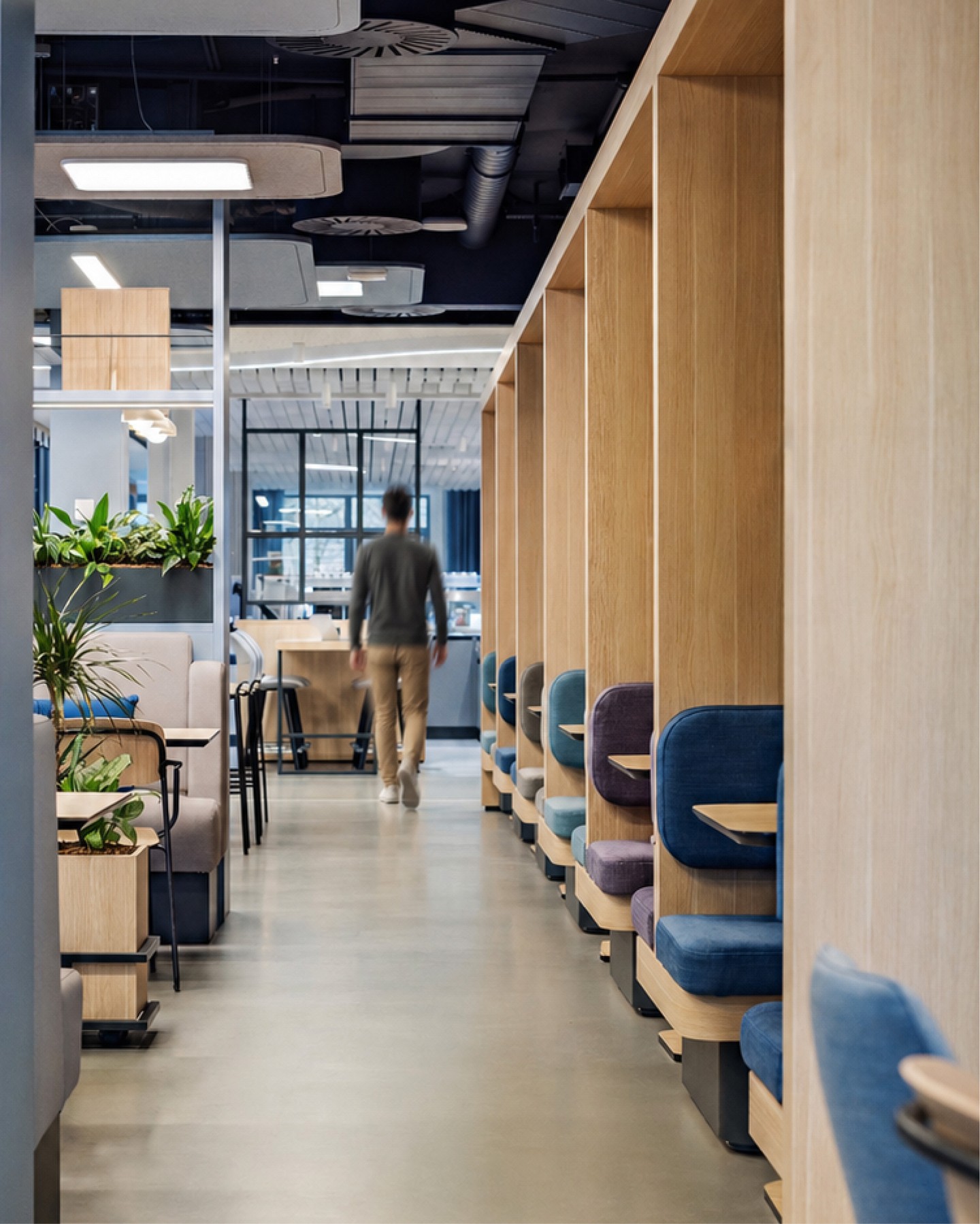 Designed for connection.
The bistro at the Ecclesia Group headquarters offers different settings for meeting, working, eating and taking a break. A flexible environment that supports everyday interactions and brings people together.
#KitzigDesignStudios #EcclesiaGroup #WorkplaceDesign #OfficeInteriors #InteriorArchitecture #InteriorDesign #CorporateDesign #WorkspaceDesign 